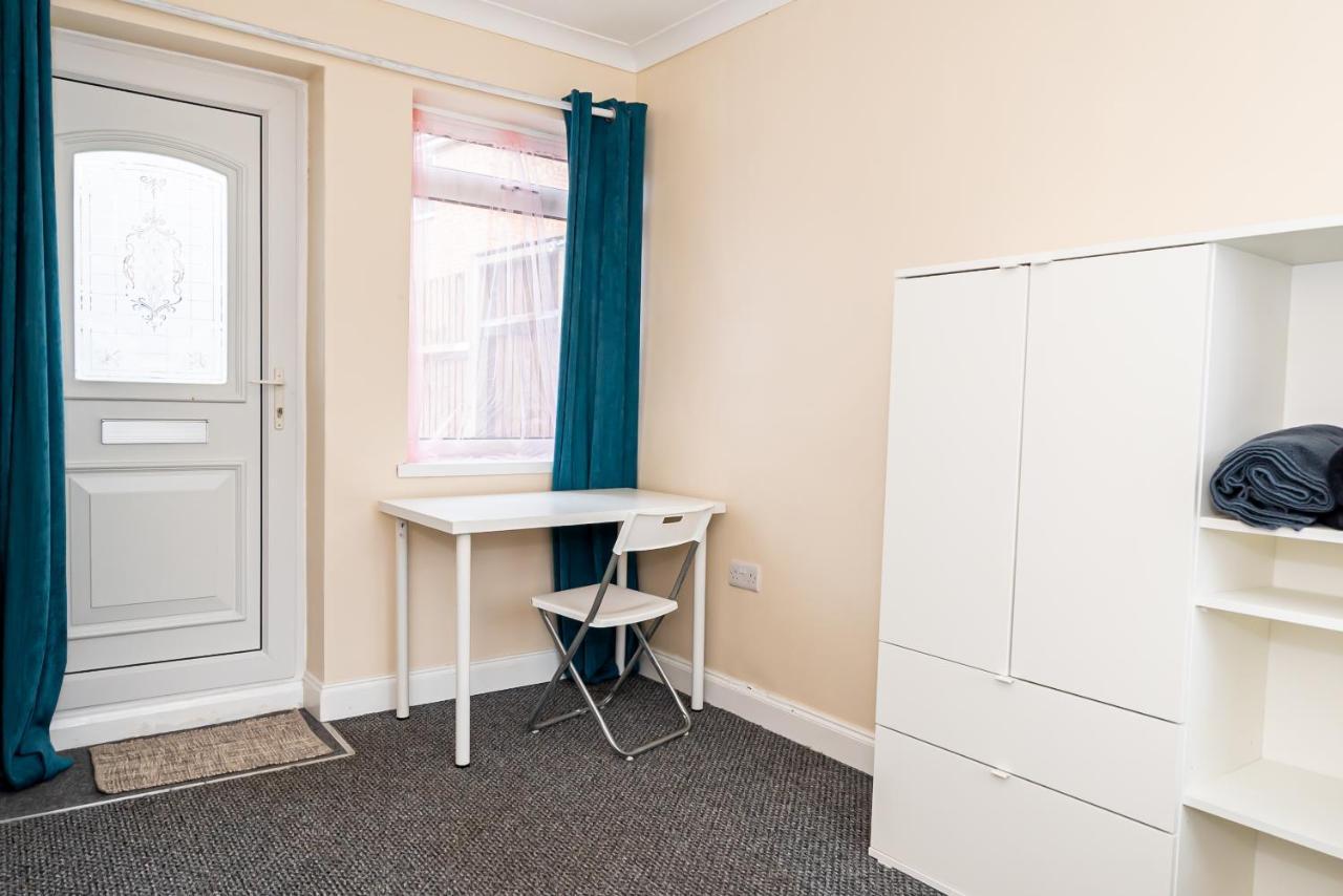 Shirley House 3, Guest House, Self Catering, Self Check In With Smart Locks, Use Of Fully Equipped Kitchen, Close To City Centre, Ideal For Longer Stays, Walking Distance To Bat, 20 Min Drive To Fawley Refinery, Excellent Transport Links サウサンプトン エクステリア 写真