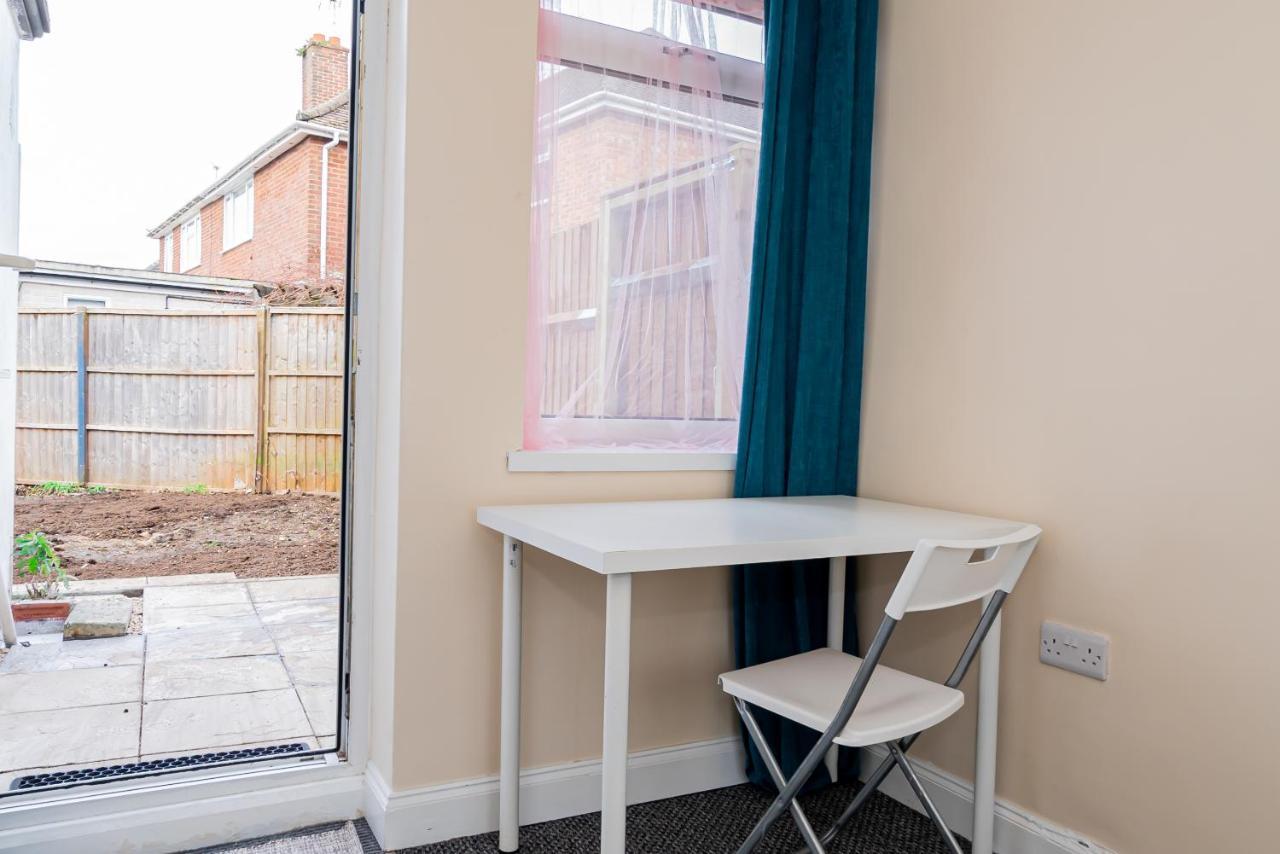 Shirley House 3, Guest House, Self Catering, Self Check In With Smart Locks, Use Of Fully Equipped Kitchen, Close To City Centre, Ideal For Longer Stays, Walking Distance To Bat, 20 Min Drive To Fawley Refinery, Excellent Transport Links サウサンプトン エクステリア 写真